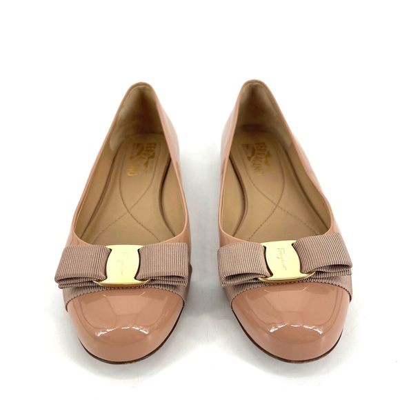 Salvatore Ferragamo Varina Patent Leather Flats 8 Nude Beige Gold Bow Preppy - Picture 1 of 16